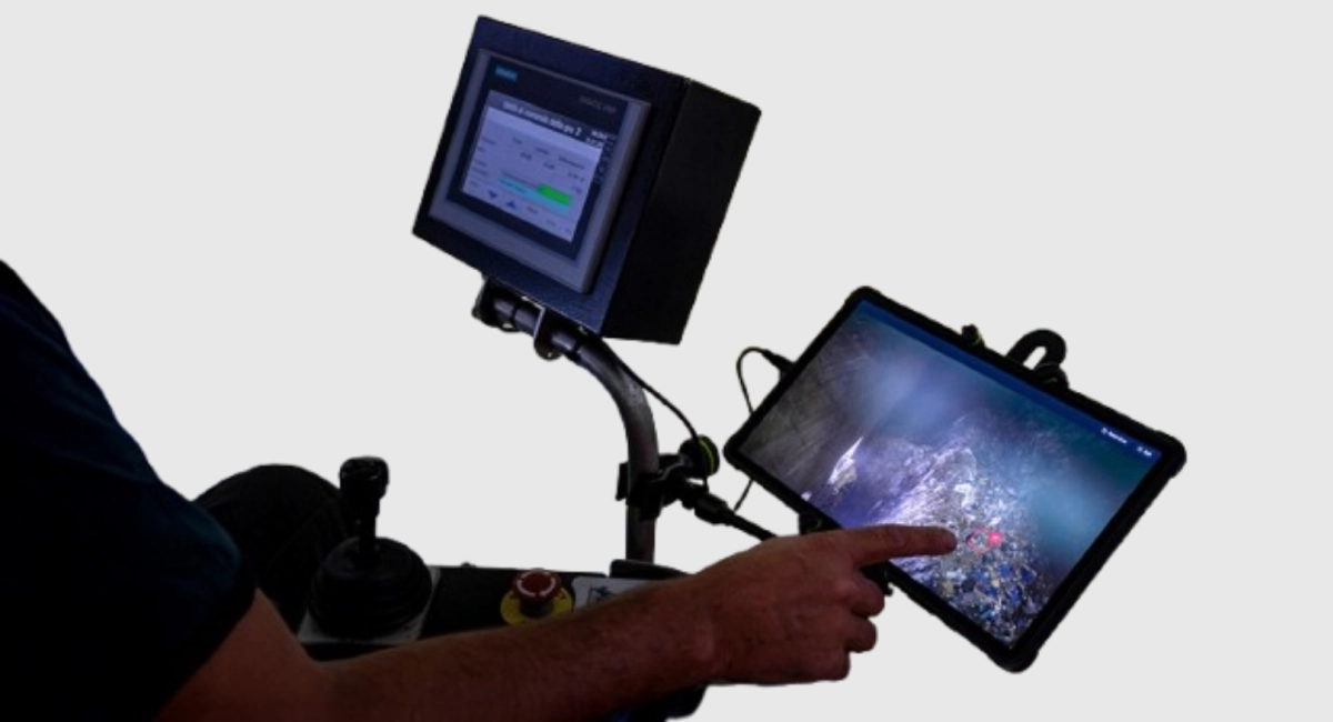 Jaipur Robotics’ AI detects plastic-heavy zones and critical bags in real time - before they reach the hopper